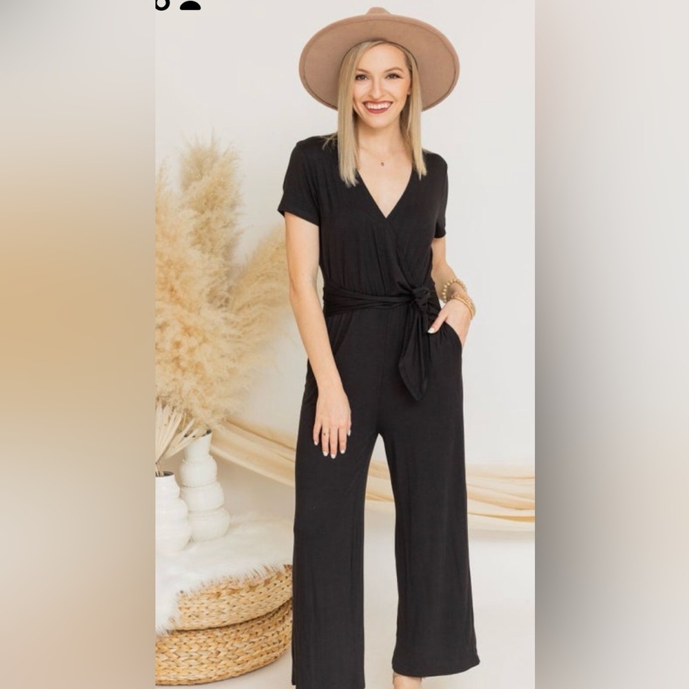 Les Amis Black Wide Leg Jumpsuit with Wrap Tie Front and V-neck sz Medium